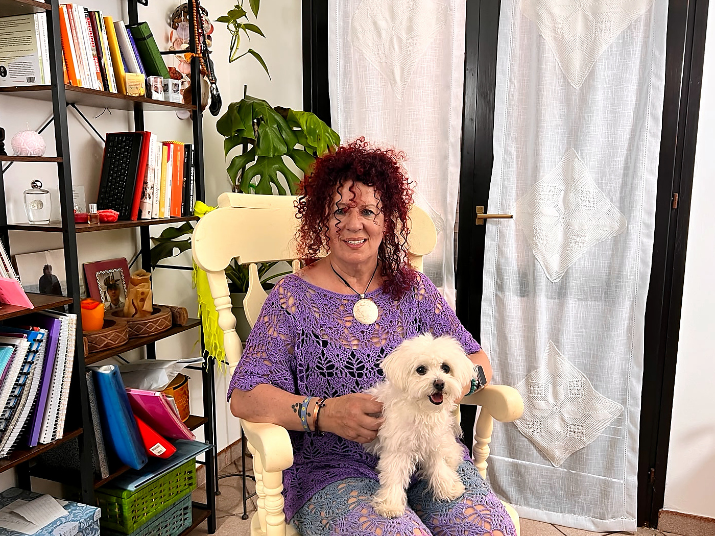Nunzia Greco con Sally su un dondolo